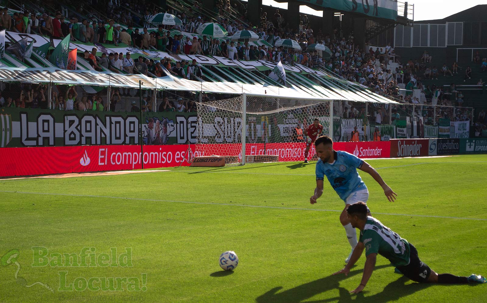 mathias de ritis lucha por la pelota ante el defensor de belgrano