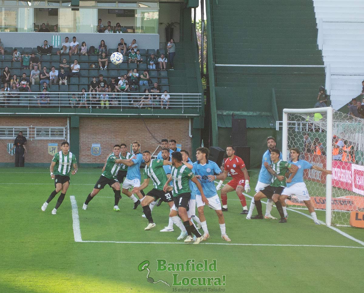 banfield ataca y belgrano defiende una pelota desde un corner