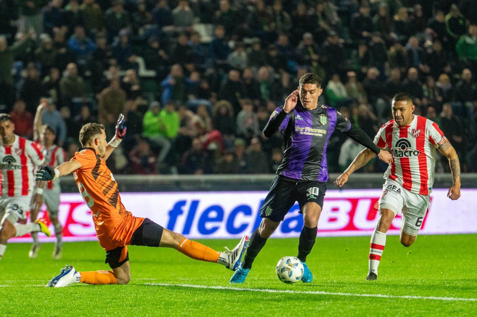 garate pelea el delantero marco su primer gol en banfield