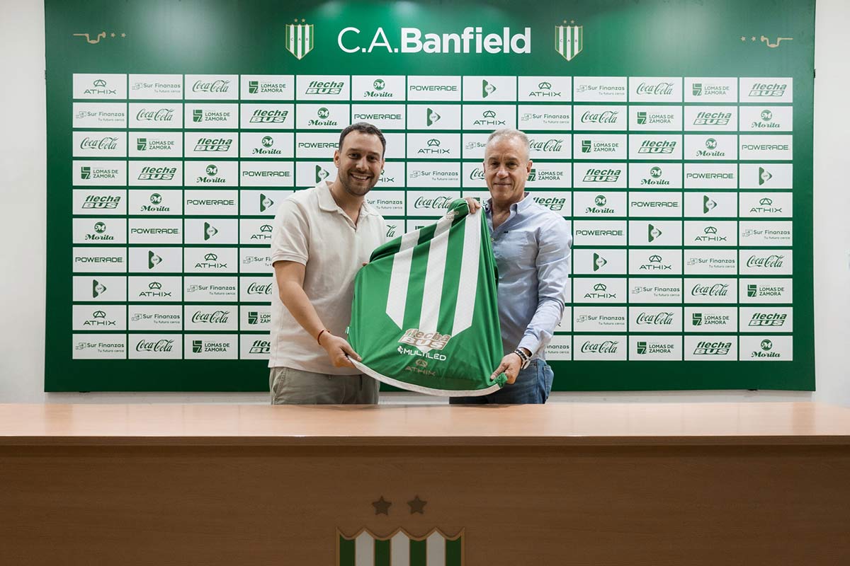 el presidente de Banfield y el representante de la firma multiled firman el acuerdo por la nueva pantalla para el Florencio Sola