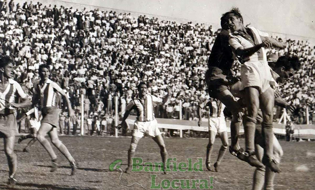 banfield enfrentando a talleres de escalada en 1946 foto en blanco y negro