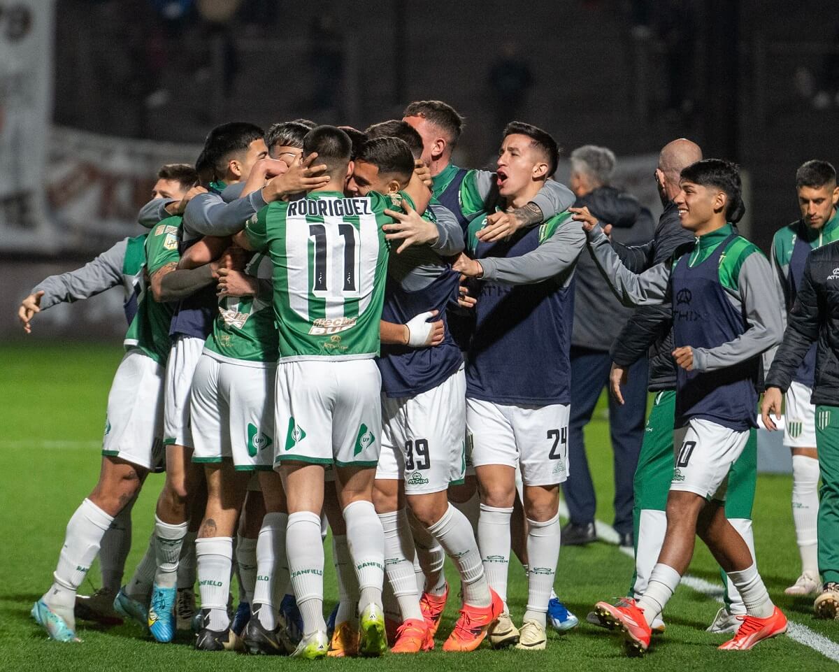 el equipo de banfield festejando ante platense en vicente lopez