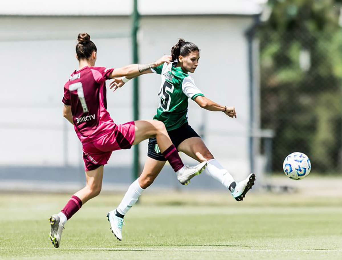 brenda caminos disputa la pelota ante la defensora de river