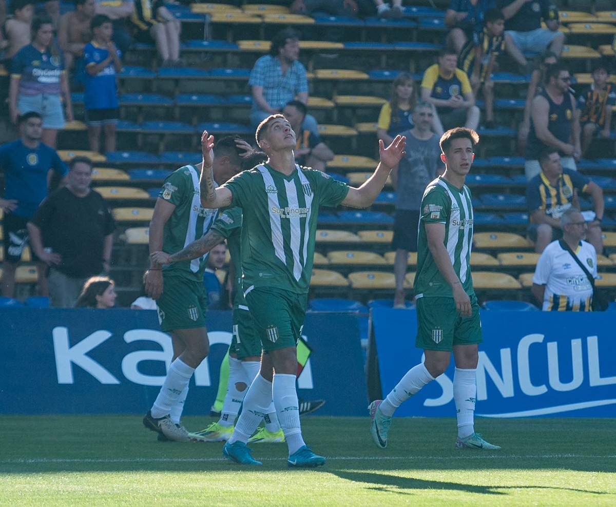 leandro garate festeja su gol ante rosario central, el partido terminó 1 a 1