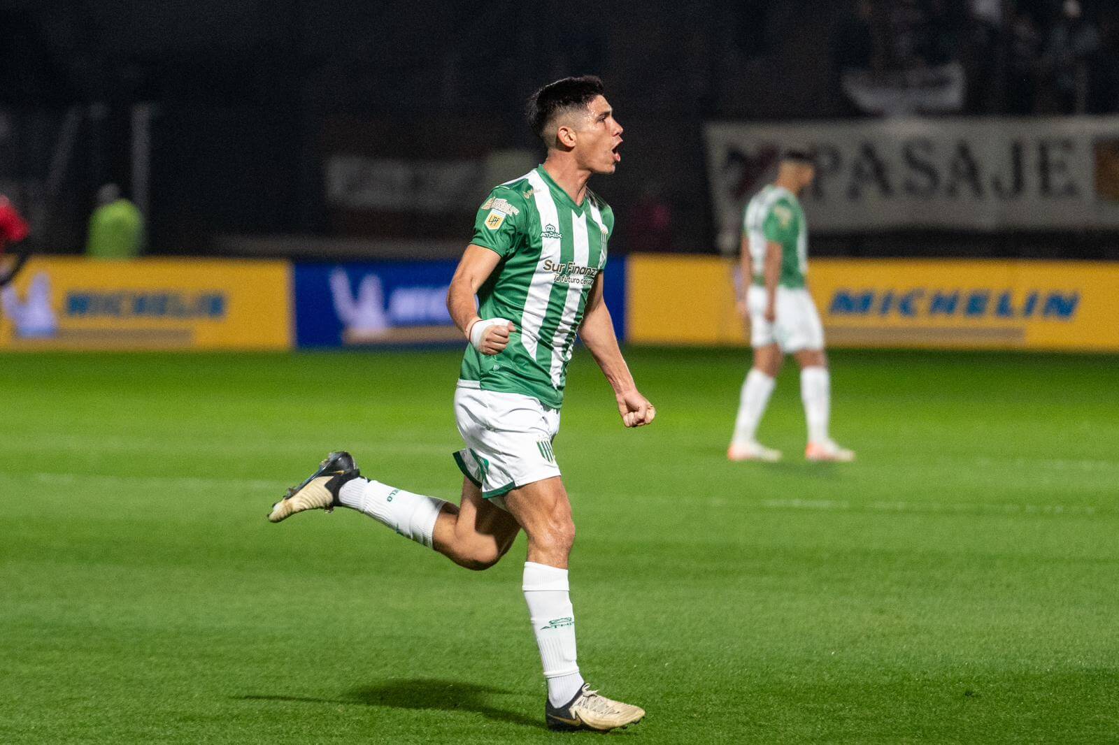 rivera de banfield desnivela ante la defensa de platense