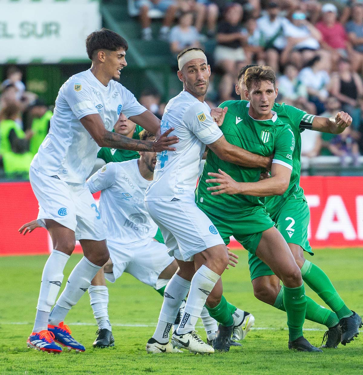 banfield busca la victoria ante una aguerrida defensa de belgrano