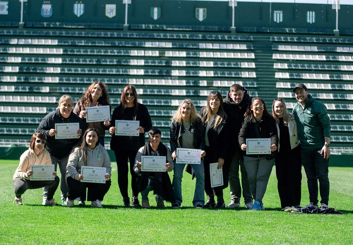 Homenaje a las pioneras del fútbol femenino de banfield
