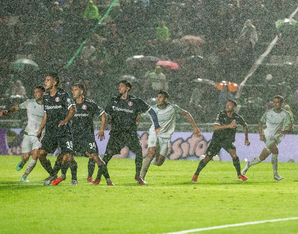 intensa lluvia en el empate entre banfield e independiente