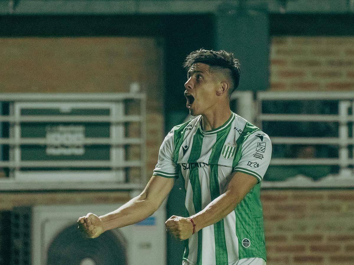 bruno sepulveda festeja su gol en el clasico del sur