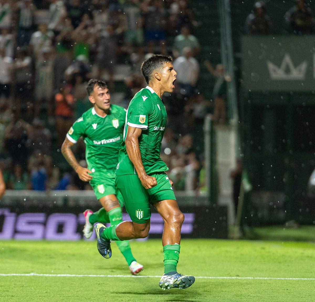 tomas nasif festeja su primer gol de la noche ante newells