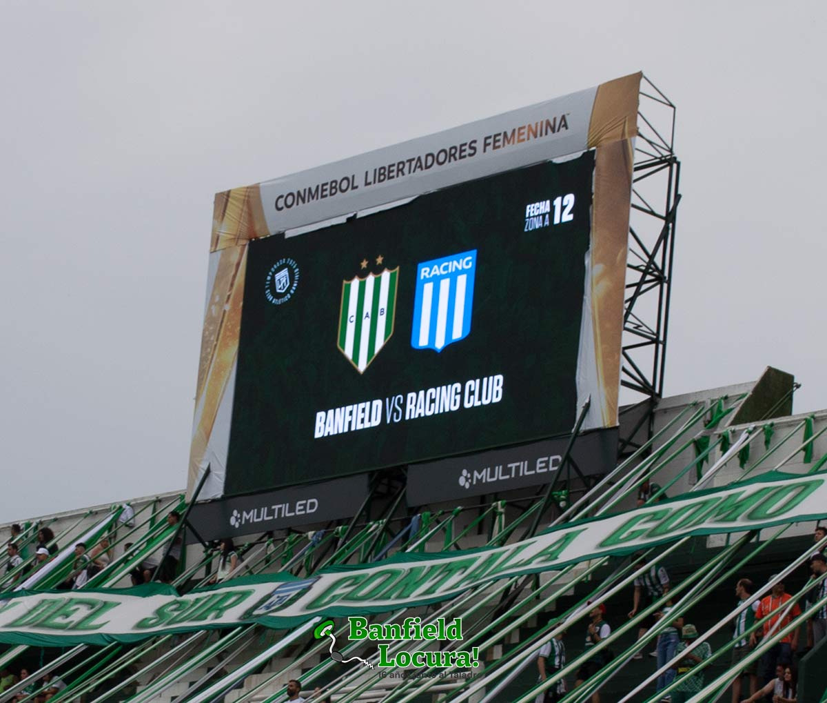 banfield y racing se enfrentaron en el florencio sola cartel luminoso del estadio 