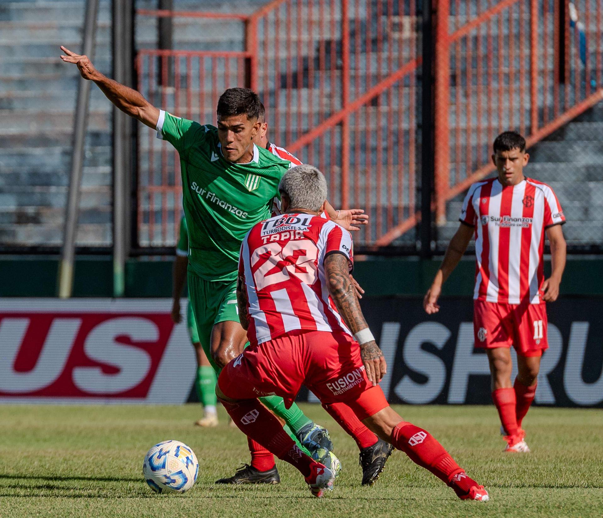 nasif de banfield pelea la pelota ante la defensa de barracas 