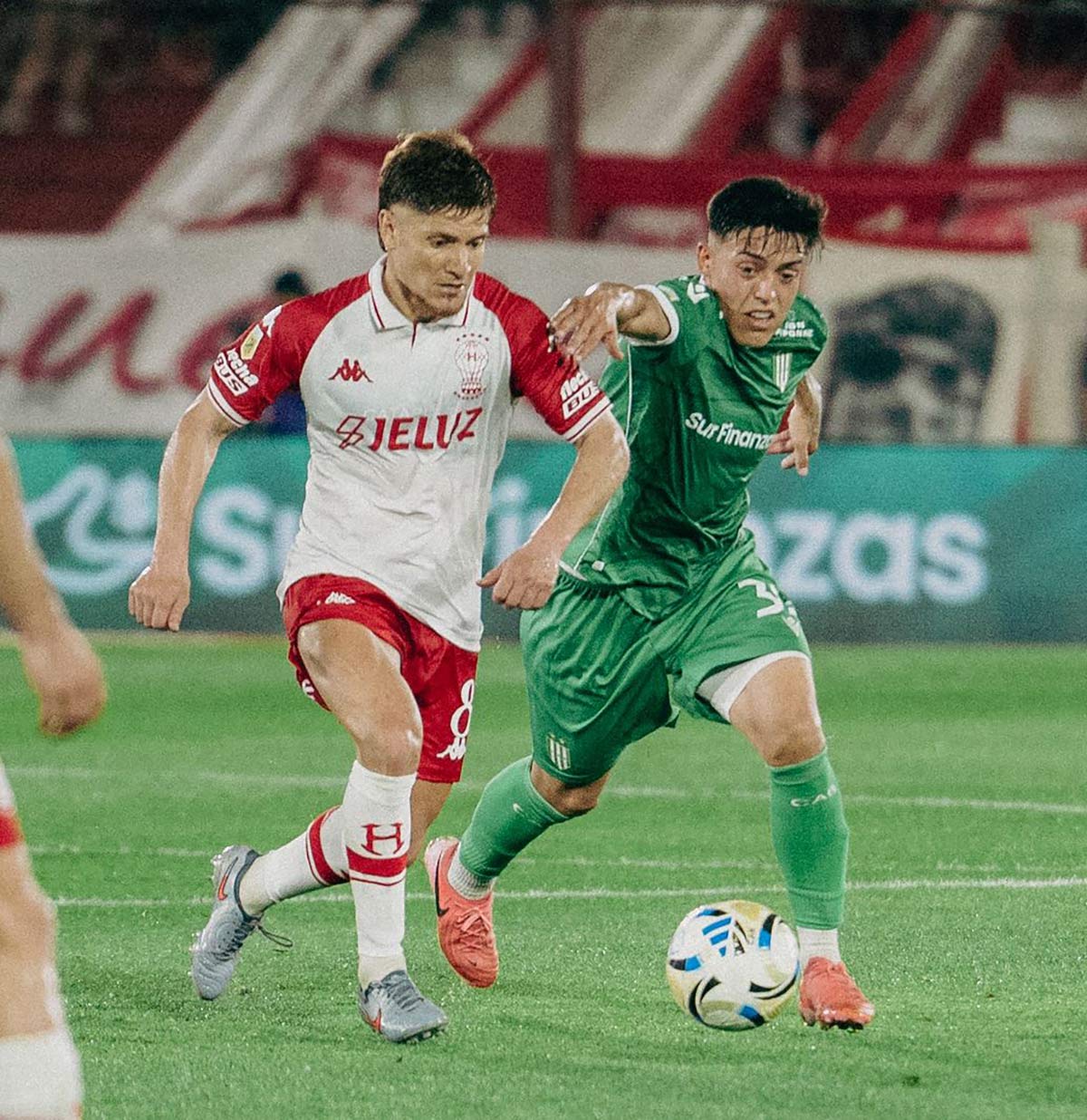 banfield y huracan se disputan la pelota porla fecha 11 del clausura 2025