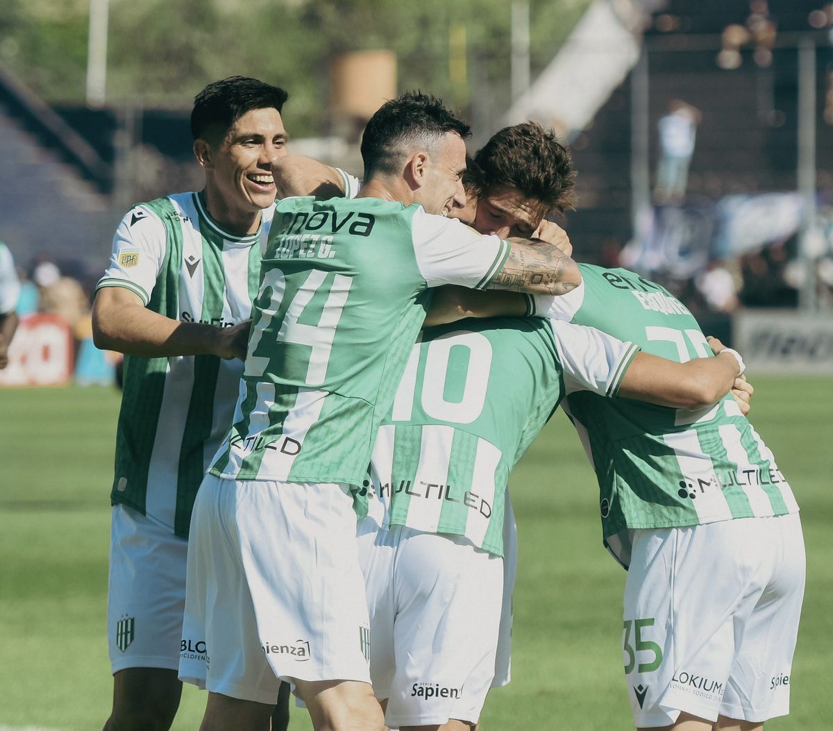 gonzalo rios y todo banfield festejan el primer gol en mendoza