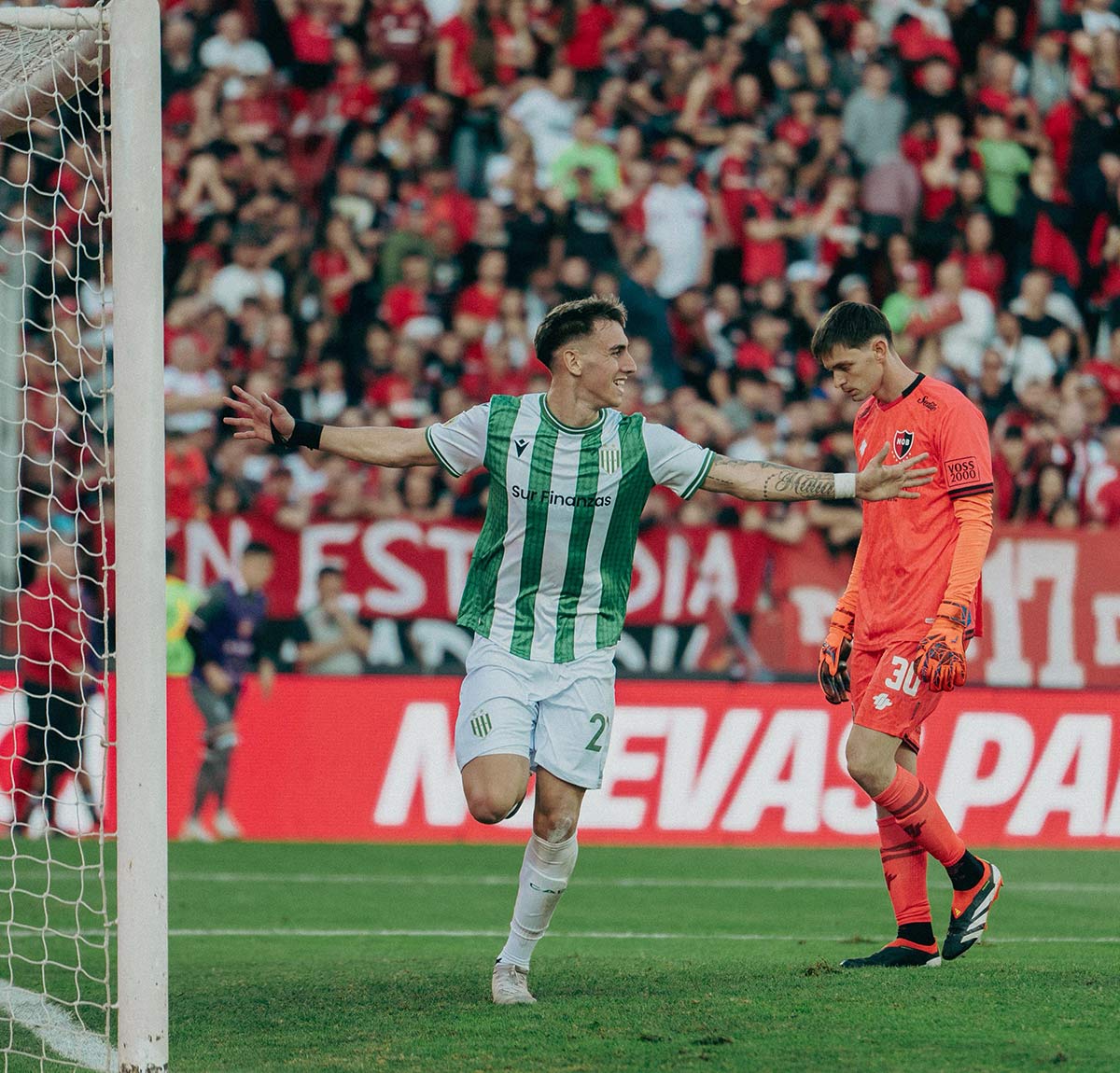 auzmendi de banfield festeja su primer gol en rosario
