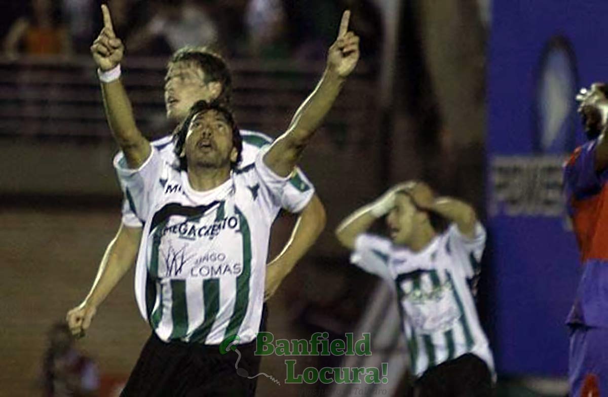 victor lopez festeja su gol a tigre y deja a banfield puntero del apertura 2009