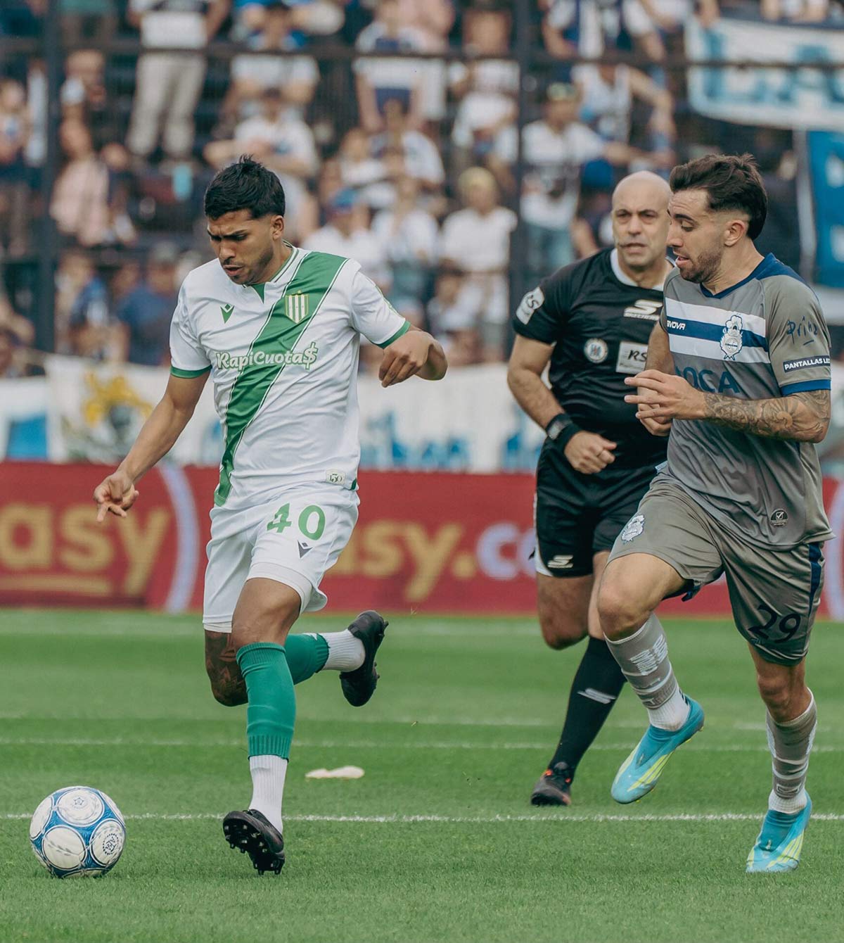 david zalazar lleva la pelota, el volante del taladro anoto un golazo para empatar el partido