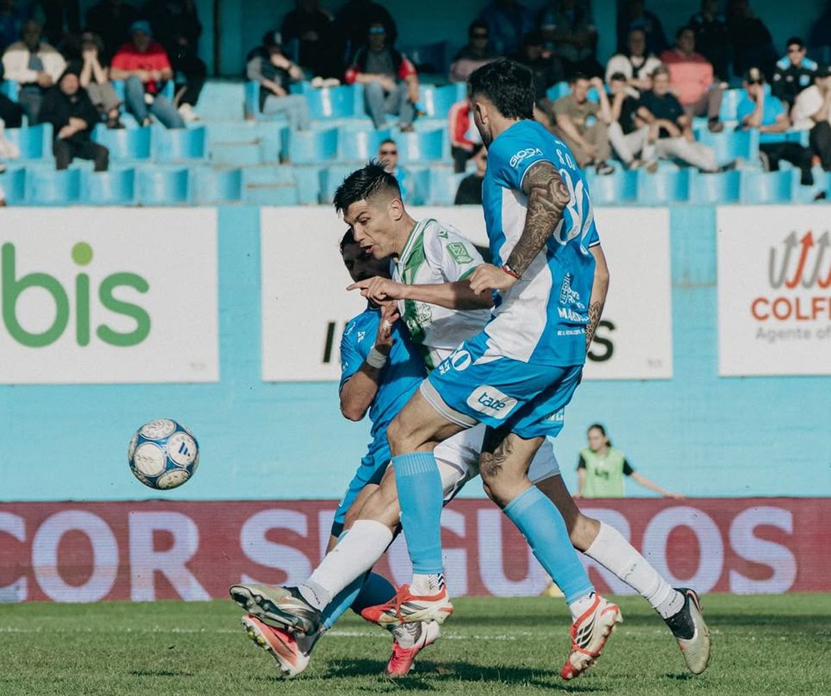 bruno sepulveda pelea la pelota entre dos en el encuentro ante estudiantes de rio cuarto