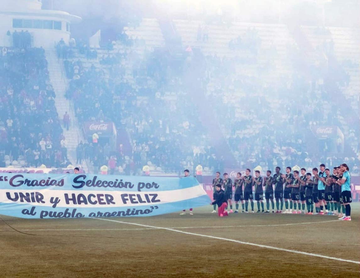 homenaje previo a la seleccion argentina post mundial y la formación de banfield antes del comienzo del partido ante huracan