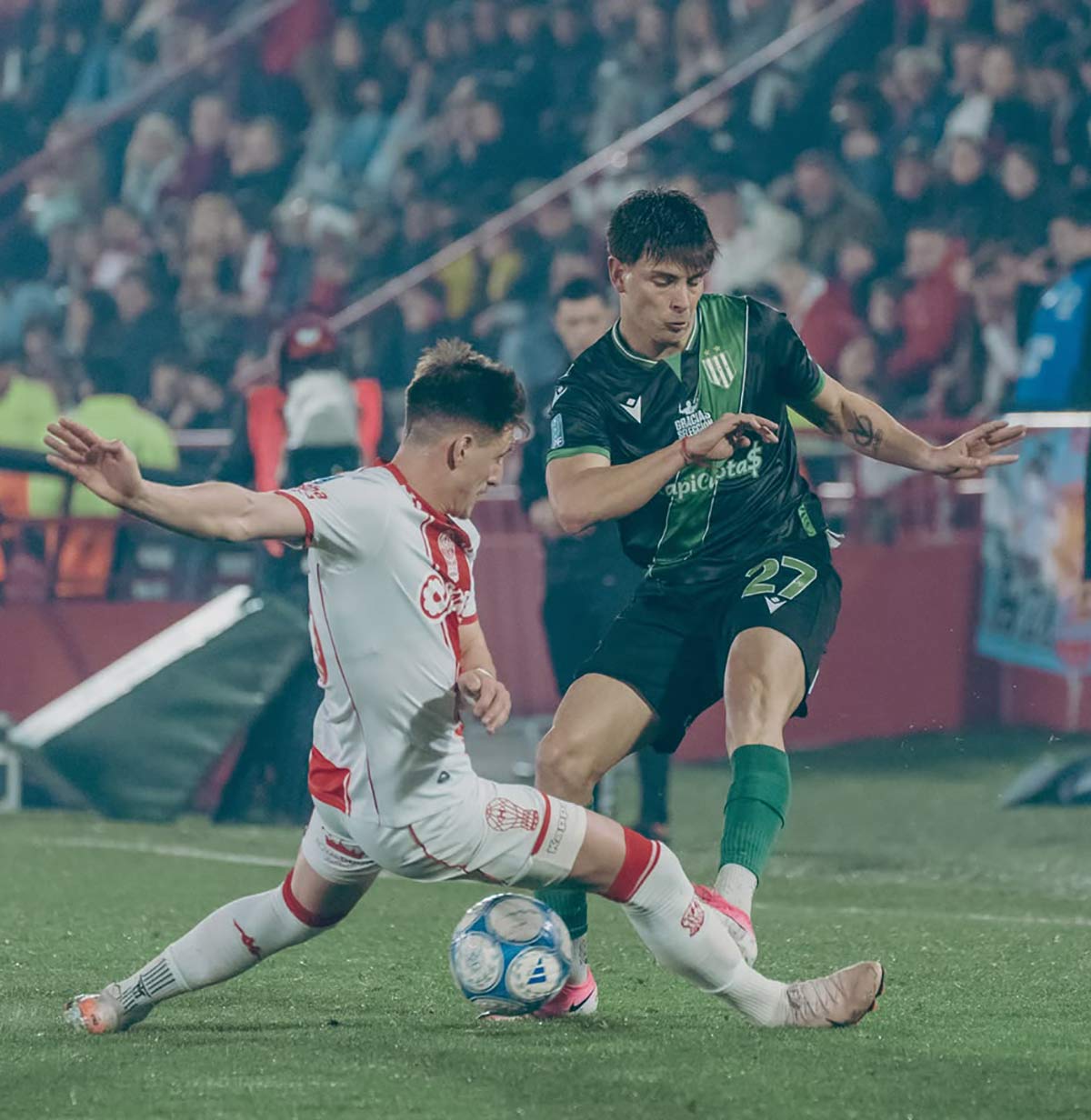Ignacio abraham pelea la pelota ante Facundo Waller en el ecuentro entre huracan y banfield por la primera fecha del clausura 2026