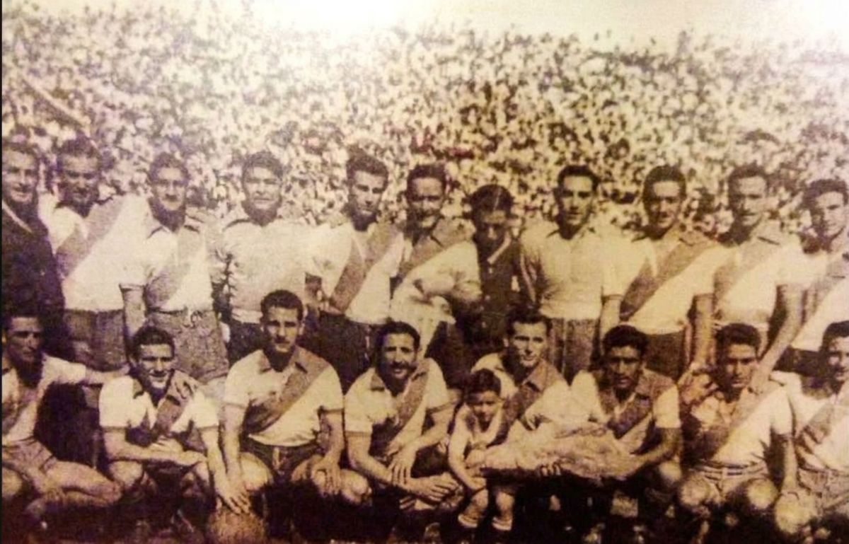 imagen del equipo de banfield de 1951 con imagen de Piero De Benedictis como mascota