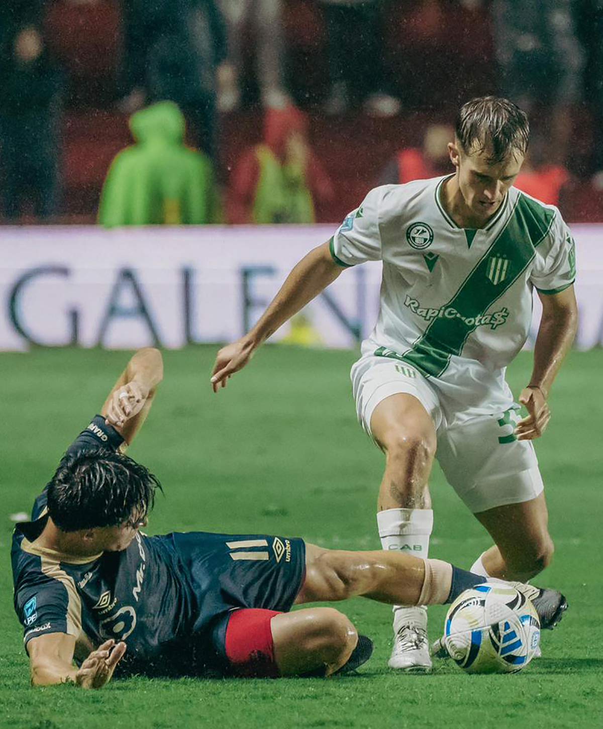 nacho pais pelea la pelota ante argentinos juniors en el apertura 2026