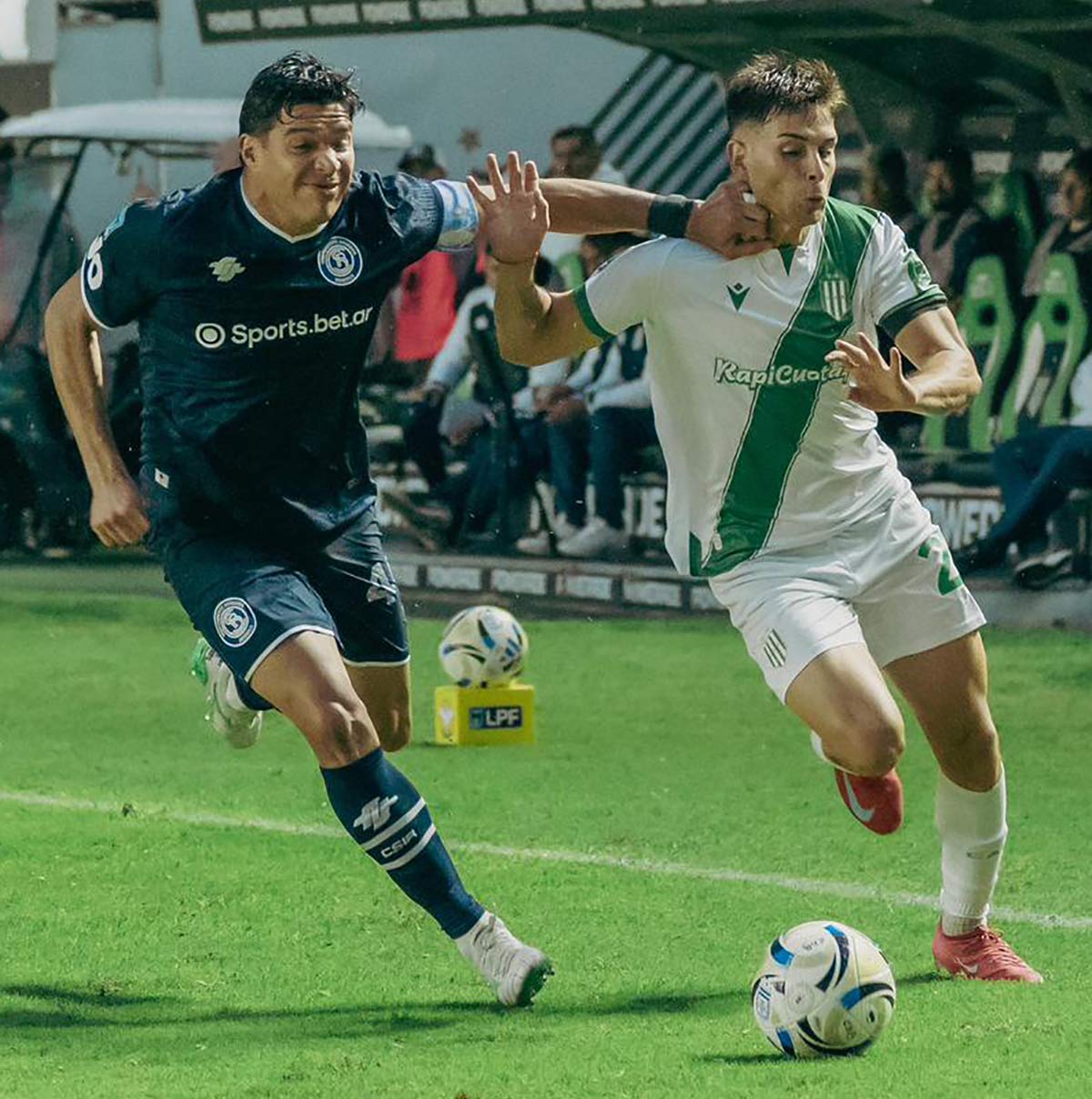  Abraham pelea la pelota ante bonifacio en banfield vs independiente rivadavia