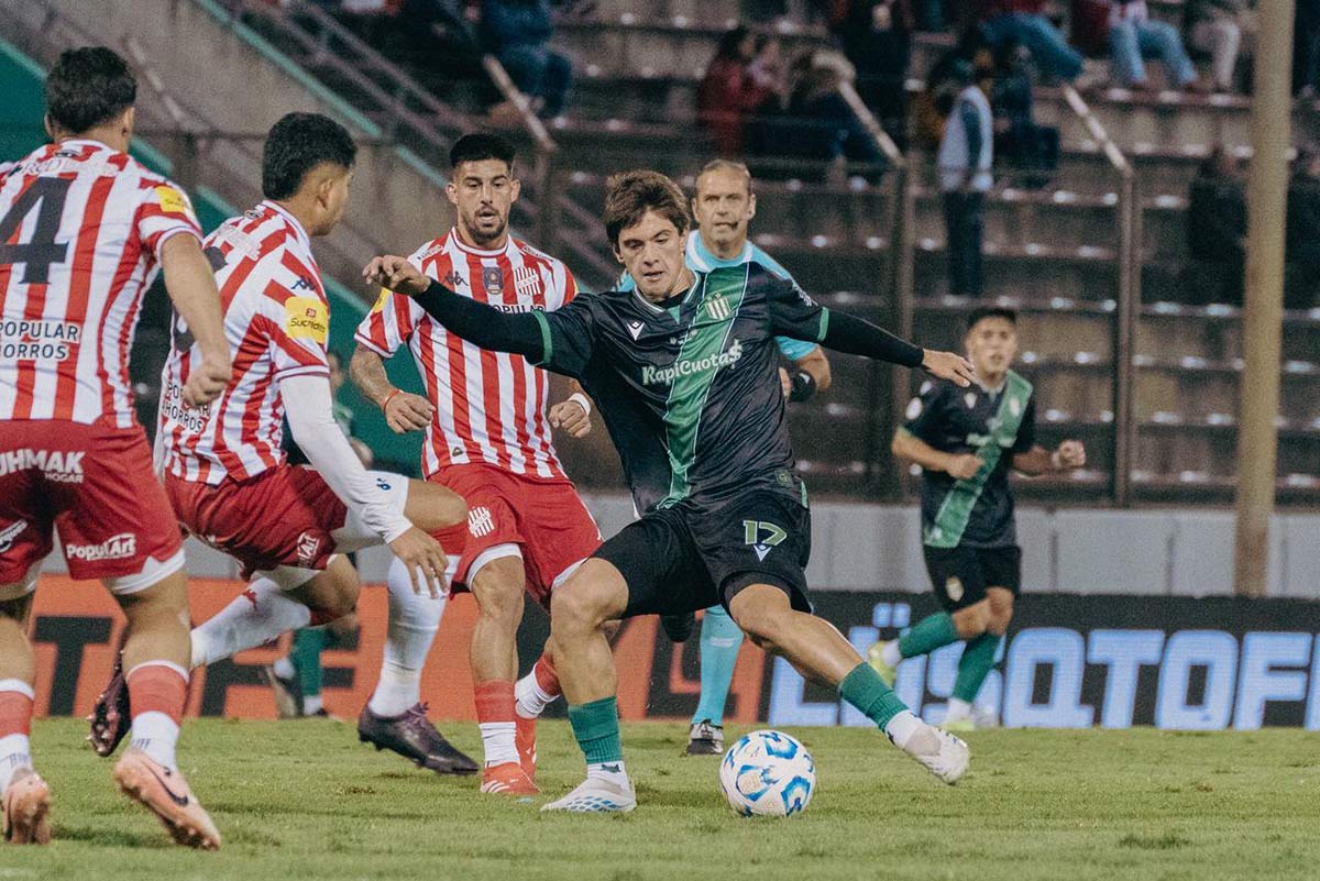 tiziano perrota maneja la pelota en el encuentro entre banfield y san martin de tucuman por la copa argentina 2026