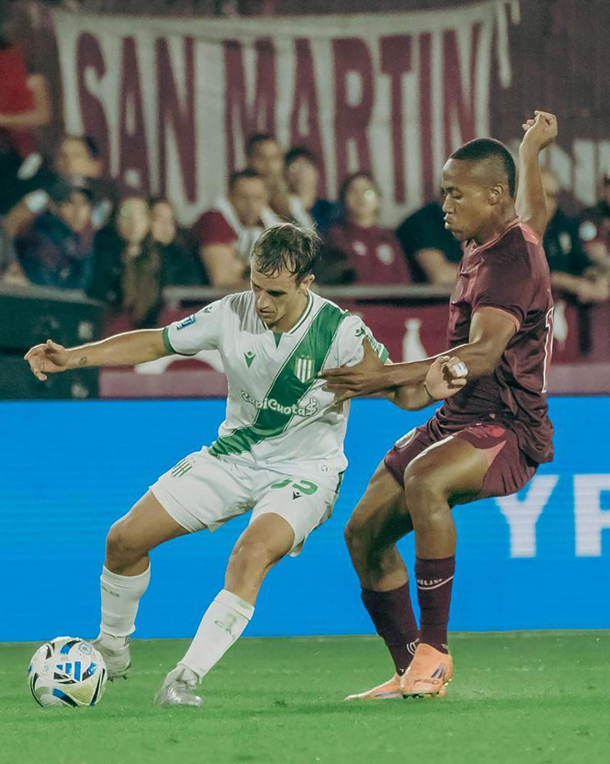 ignacio pais cubre la pelota ante lanus