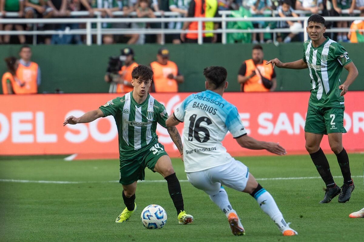 di luciano y maldonado defienden ante carbonero en la victoria del taladro frente a racing