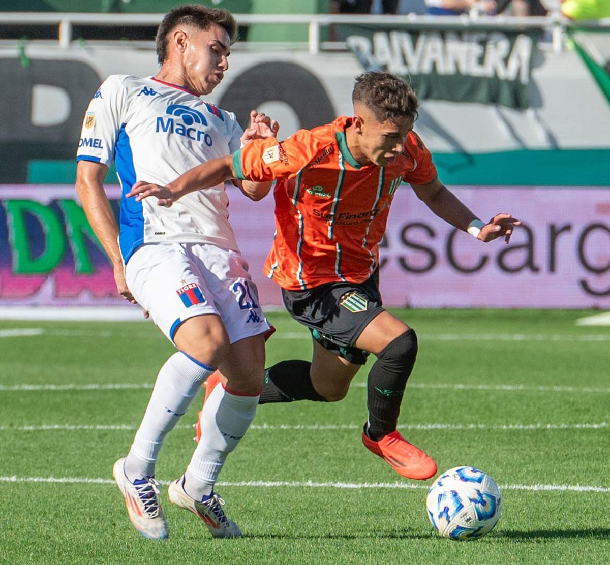 gero rivera lleva la pelota ante tigre