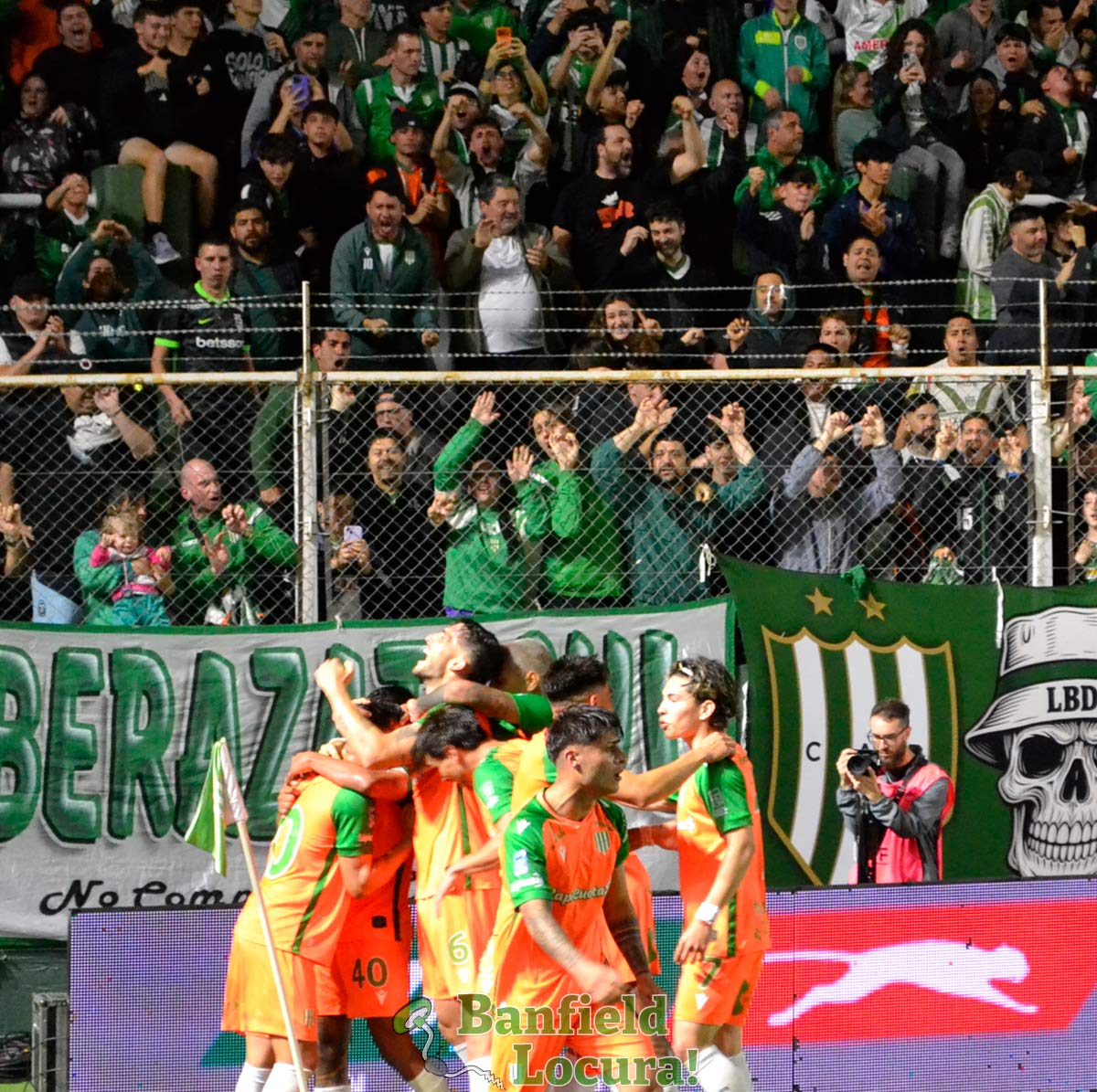 los jugadores de banfield festejan el gol de adoryan junto a la hinchada